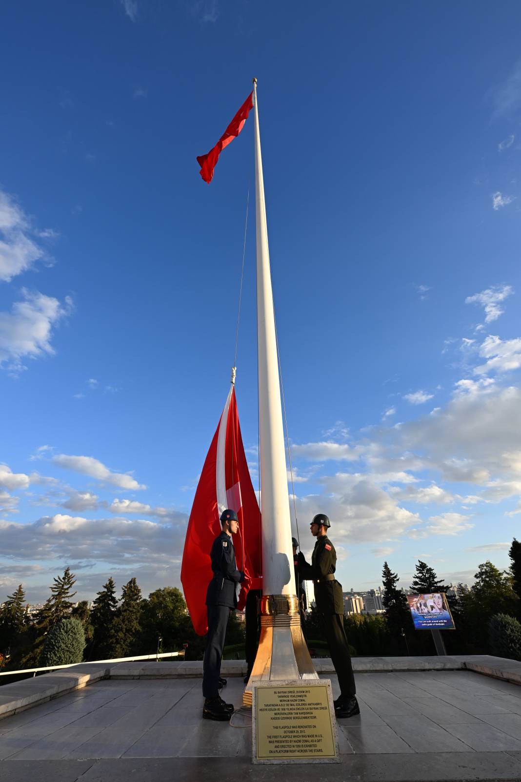 Türk bayrağının gönderden hiç inmediği yer 24